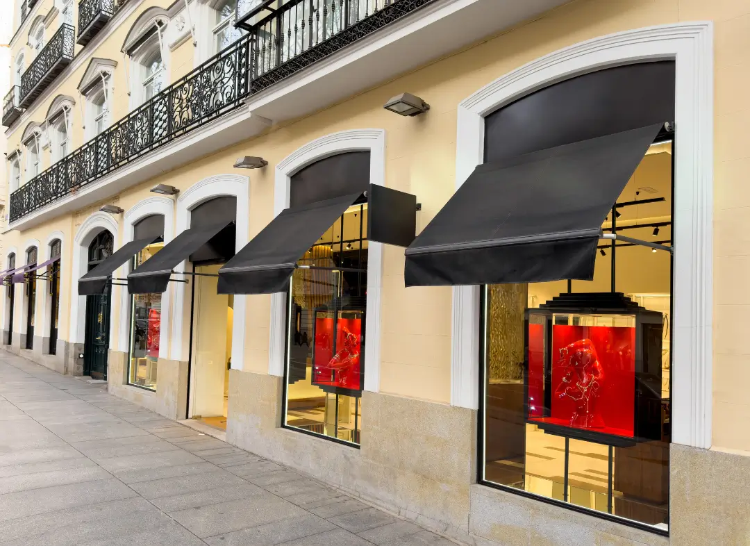 Façade vitrine de magasin en aluminium sur mesure à Montargis